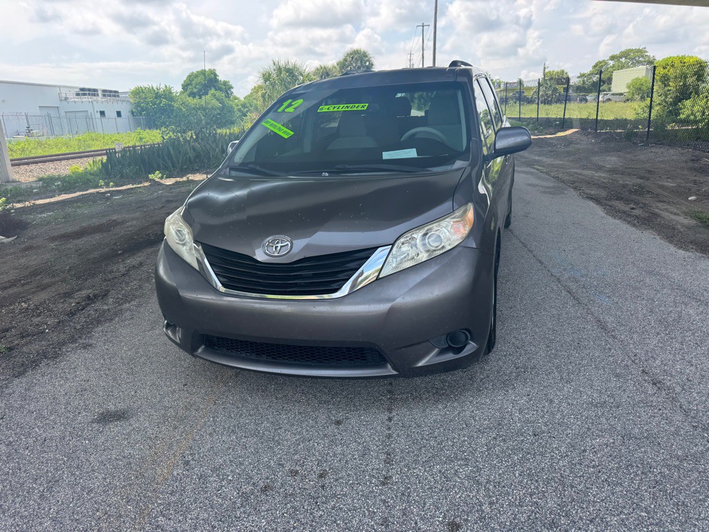 2012 Toyota Sienna Image 9