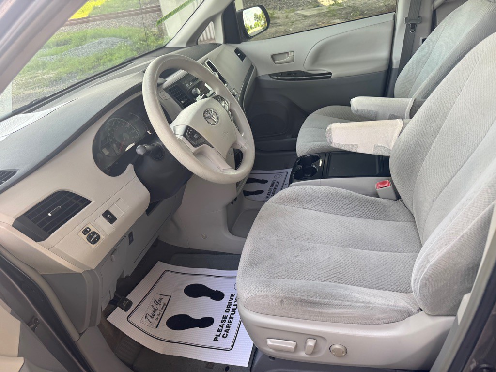 2012 Toyota Sienna Image 12