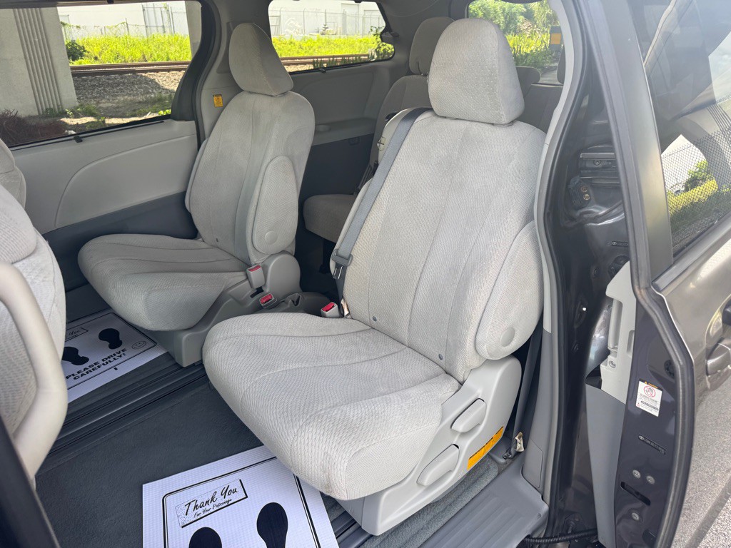 2012 Toyota Sienna Image 14