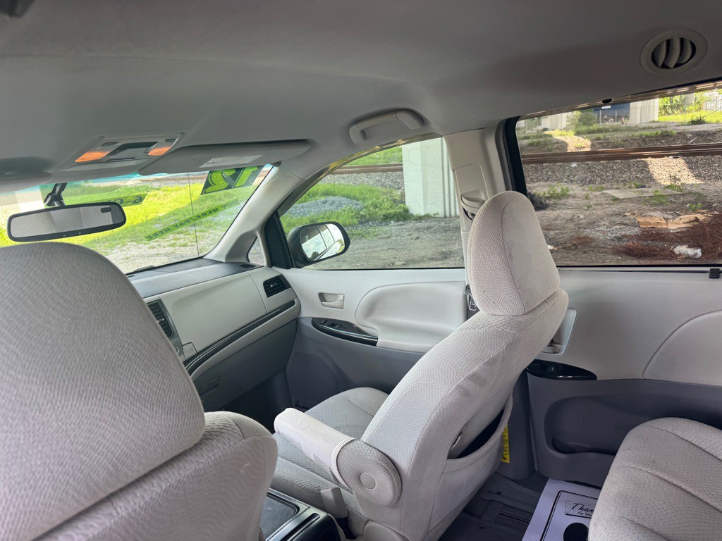 2012 Toyota Sienna Image 16