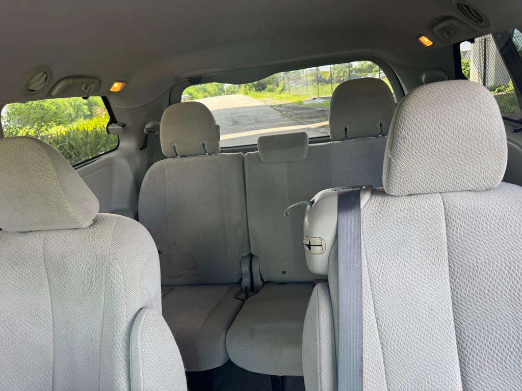 2012 Toyota Sienna Image 17