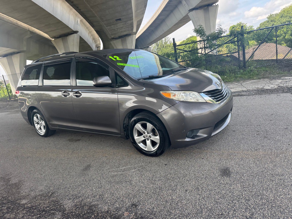 2012 Toyota Sienna Image 19