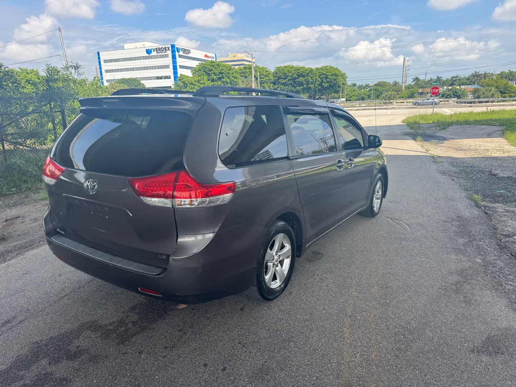 2012 Toyota Sienna Image 20