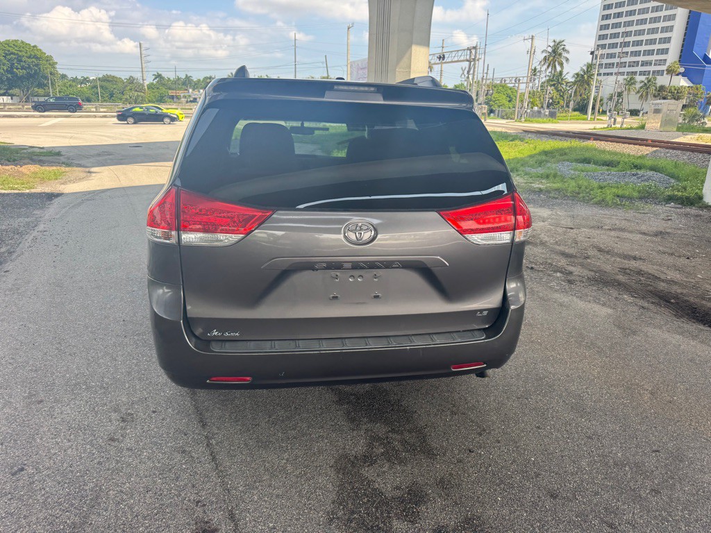 2012 Toyota Sienna Image 21
