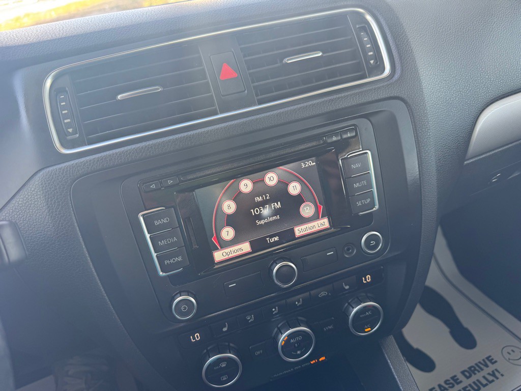 2013 Volkswagen Jetta Image 24