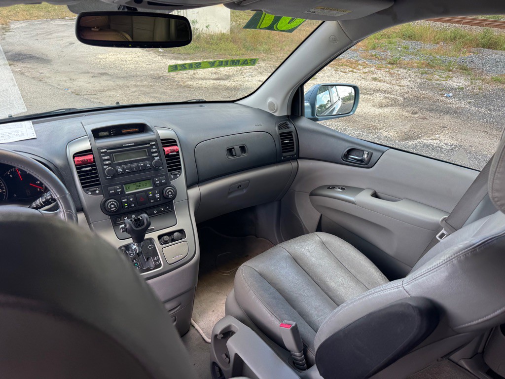 2007 Hyundai Entourage Image 17