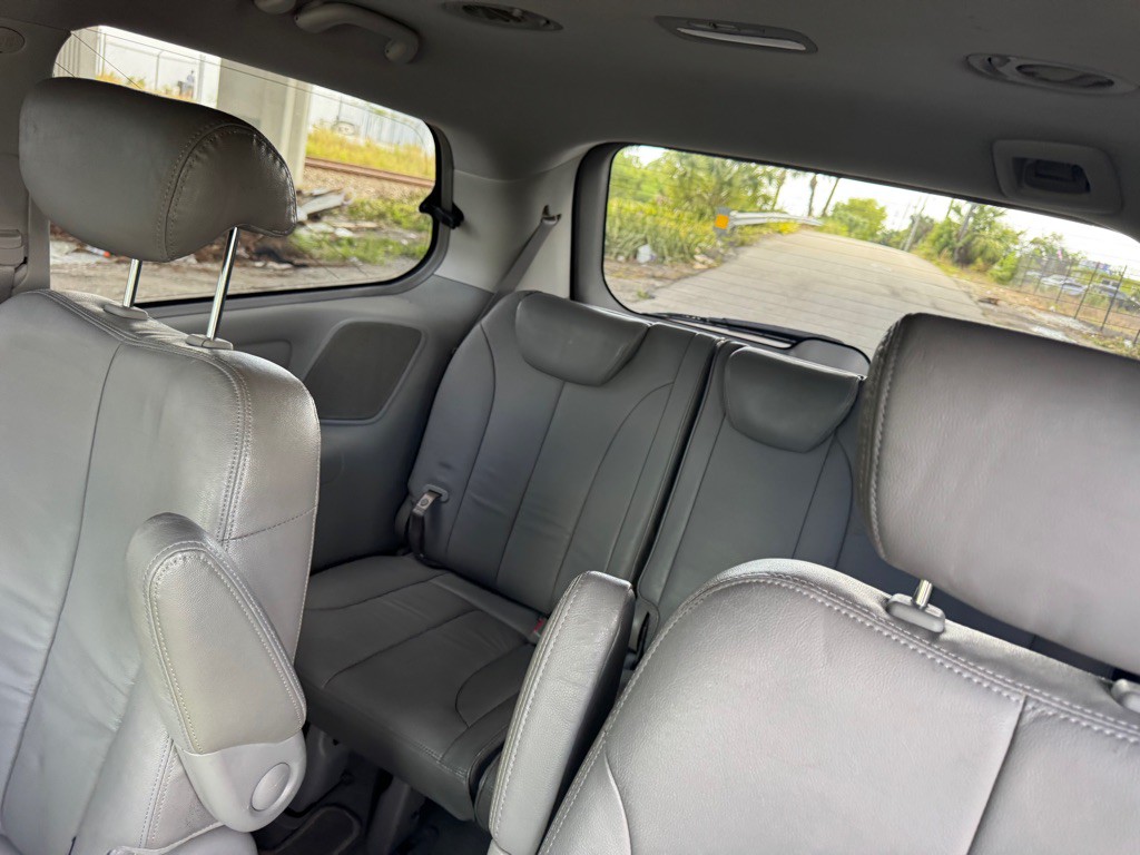 2007 Hyundai Entourage Image 18