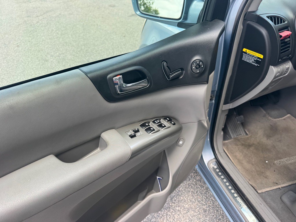 2007 Hyundai Entourage Image 21