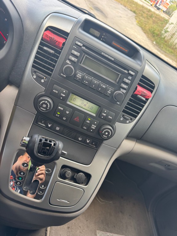 2007 Hyundai Entourage Image 25