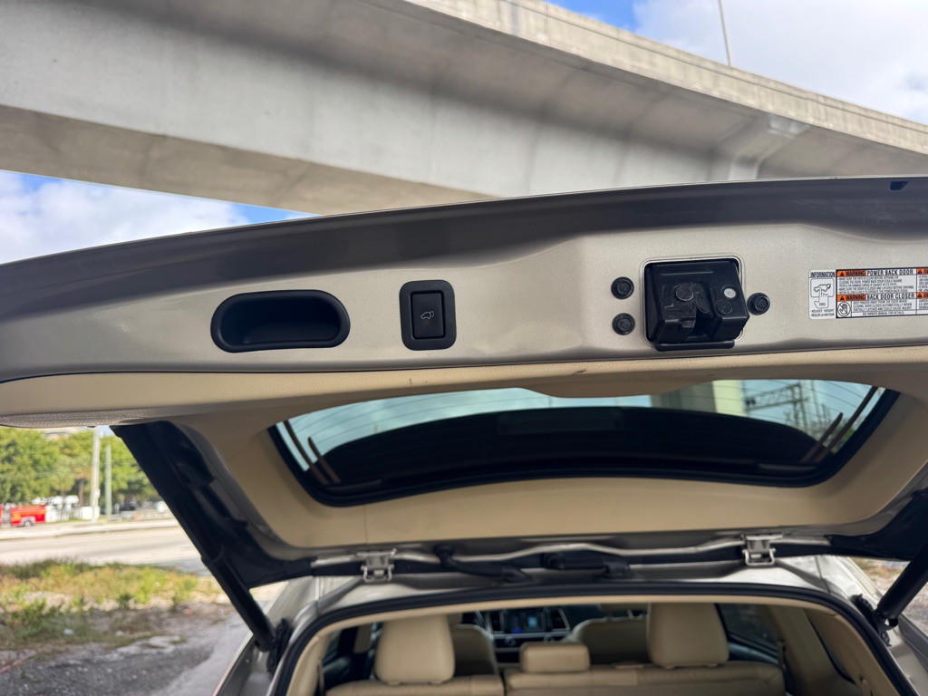 2016 Toyota Highlander Image 21