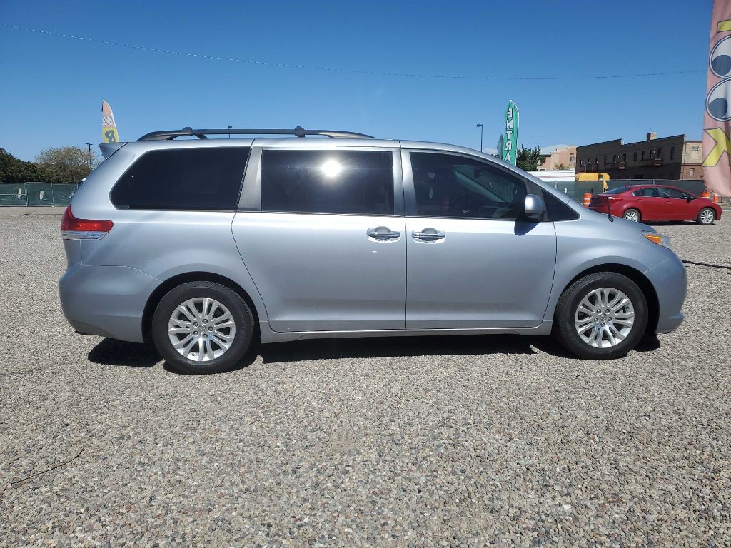 2013 Toyota Sienna Image 1