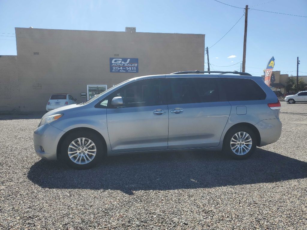 2013 Toyota Sienna Image 2