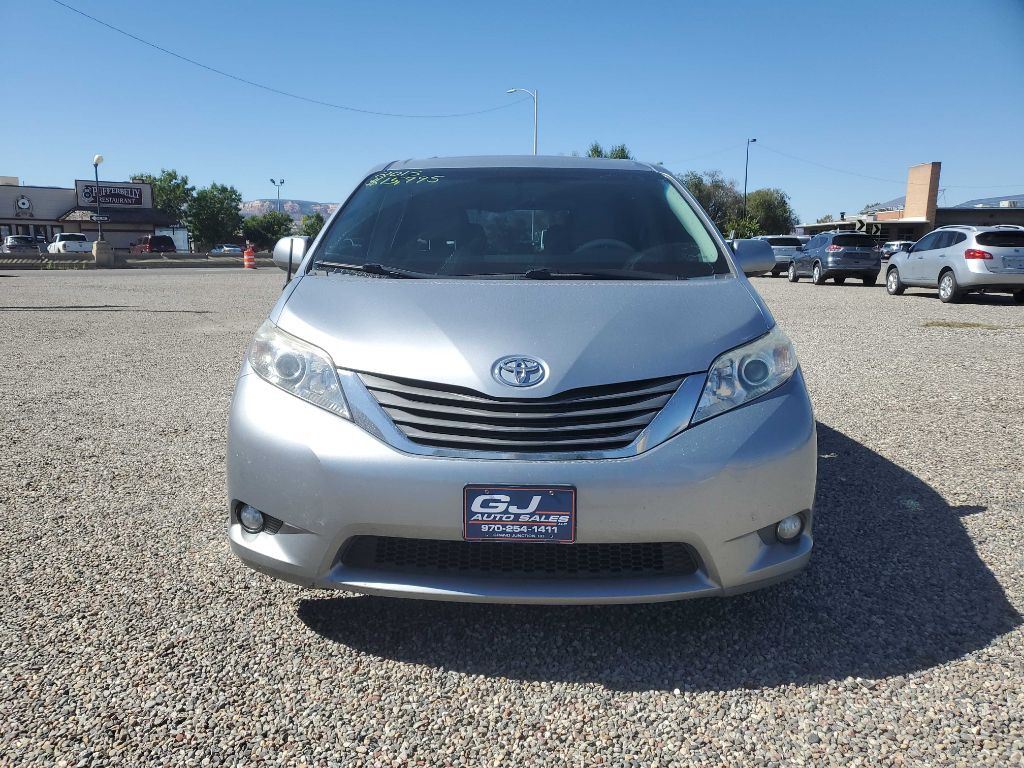 2013 Toyota Sienna Image 3