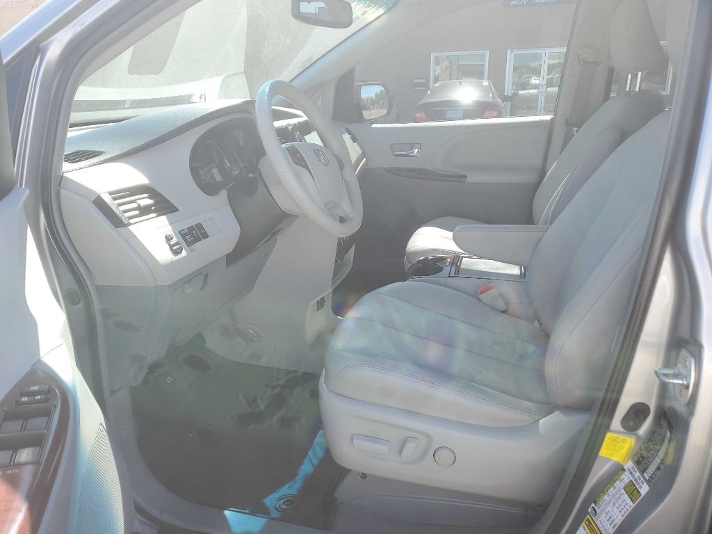 2013 Toyota Sienna Image 5