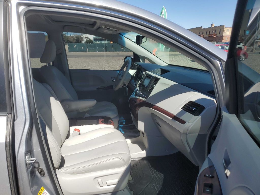 2013 Toyota Sienna Image 6