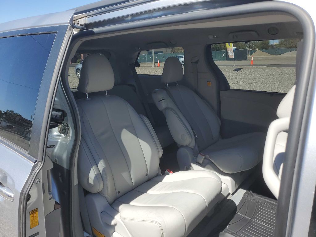 2013 Toyota Sienna Image 7
