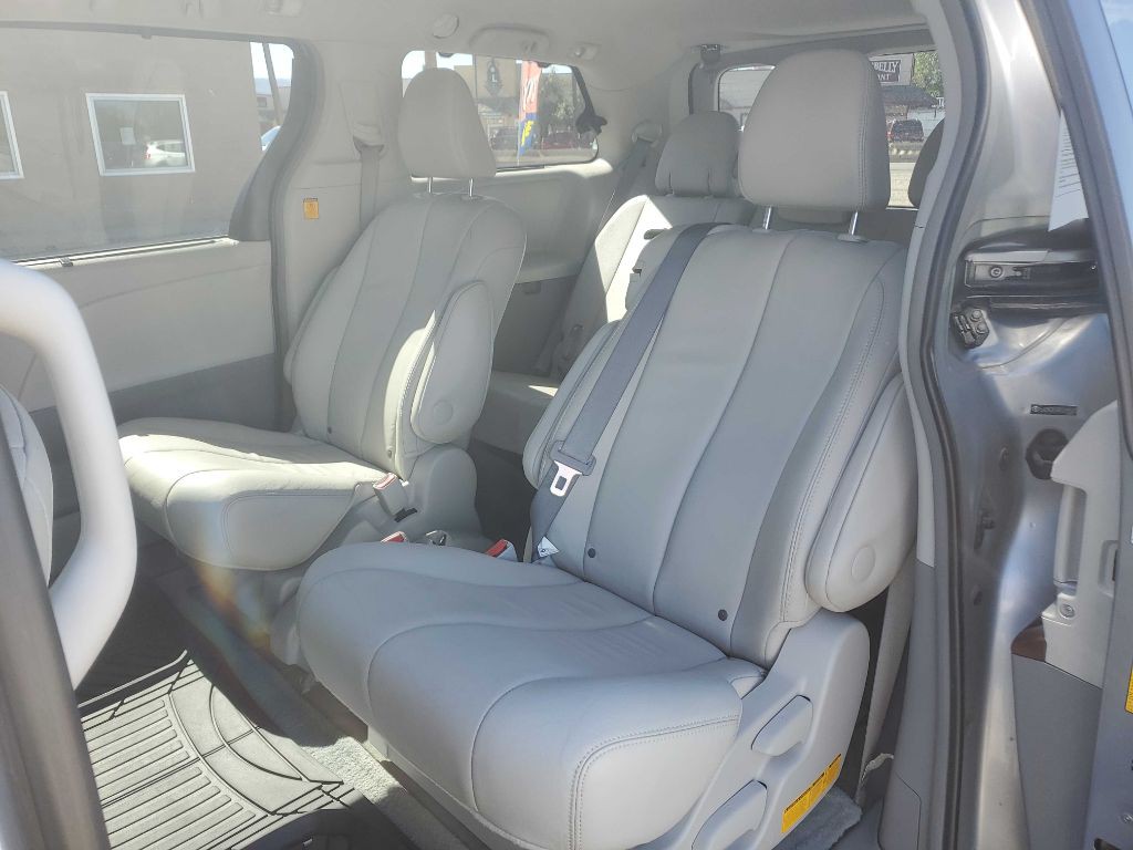 2013 Toyota Sienna Image 8