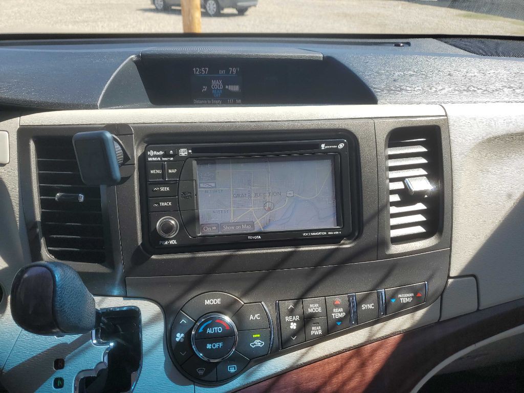 2013 Toyota Sienna Image 9