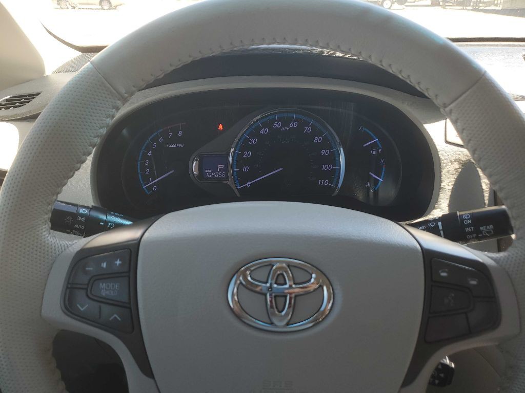 2013 Toyota Sienna Image 10
