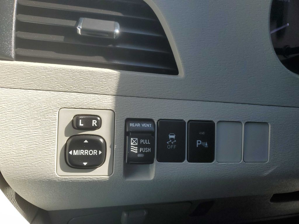2013 Toyota Sienna Image 11