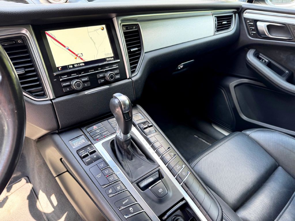2015 Porsche Macan Image 12