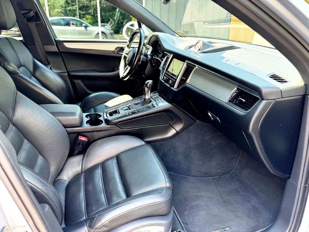 2015 Porsche Macan Image 16