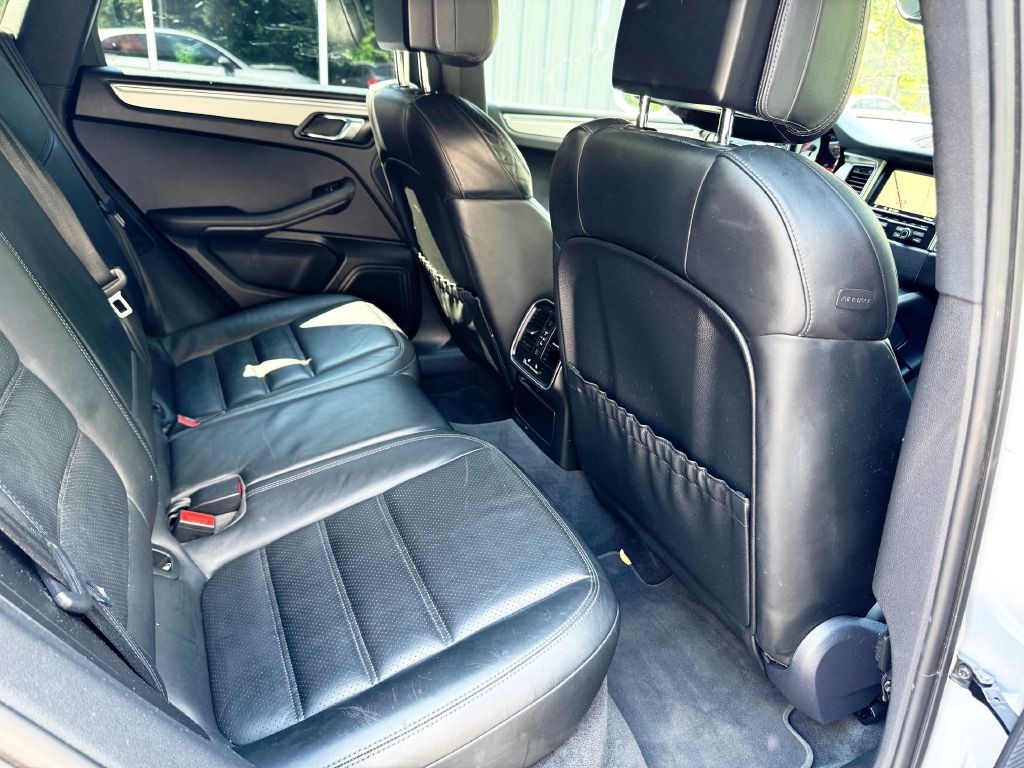 2015 Porsche Macan Image 18