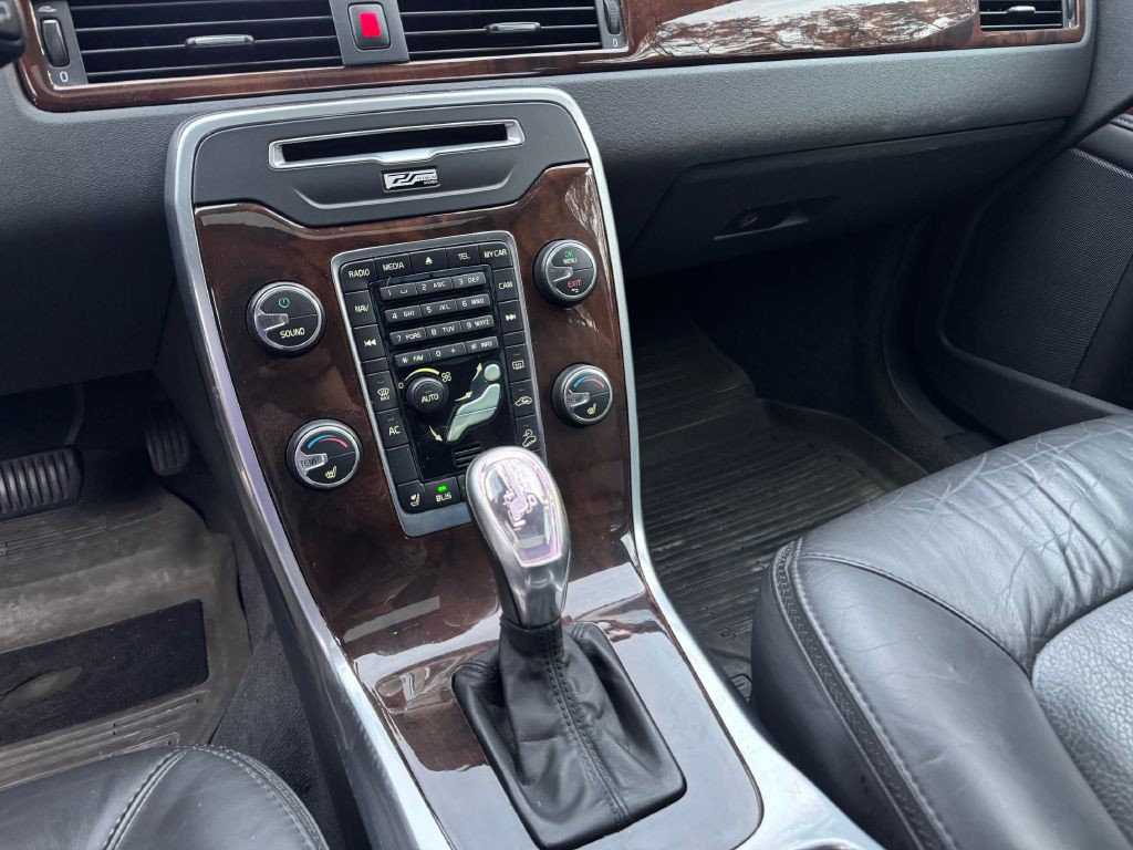 2013 Volvo XC70 Image 18