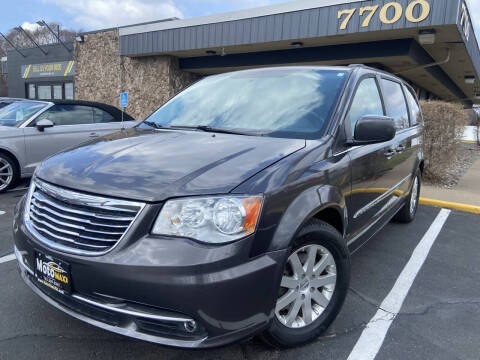 2015 Chrysler Town & Country Image 2