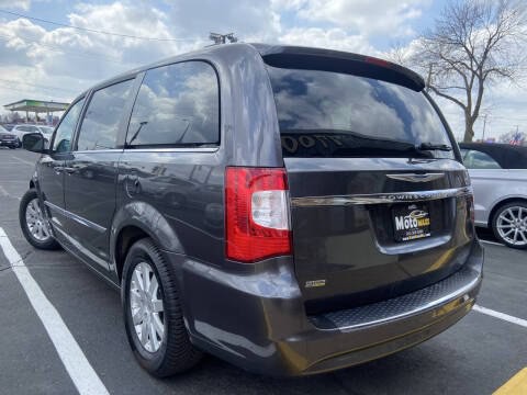 2015 Chrysler Town & Country Image 3