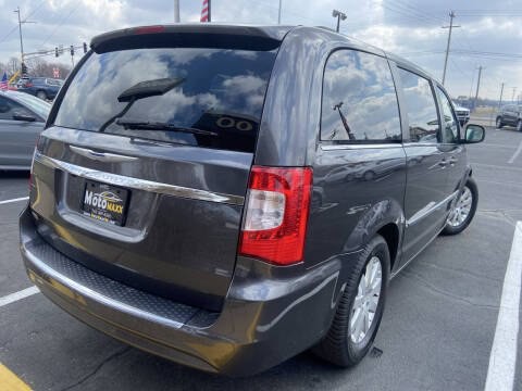 2015 Chrysler Town & Country Image 4