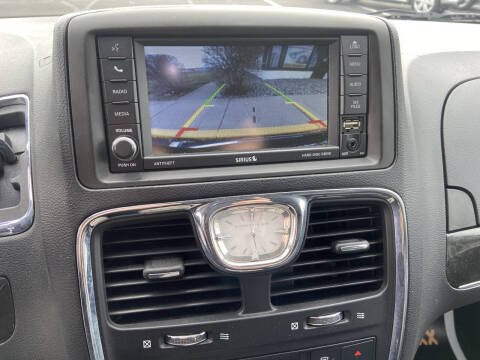 2015 Chrysler Town & Country Image 7