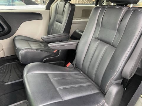 2015 Chrysler Town & Country Image 10