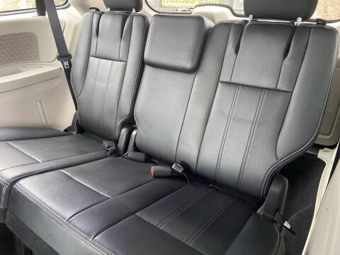 2015 Chrysler Town & Country Image 11