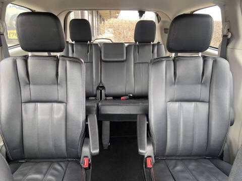 2015 Chrysler Town & Country Image 13