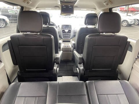 2015 Chrysler Town & Country Image 14