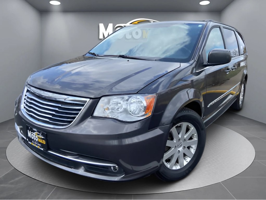 2015 Chrysler Town & Country Image 2