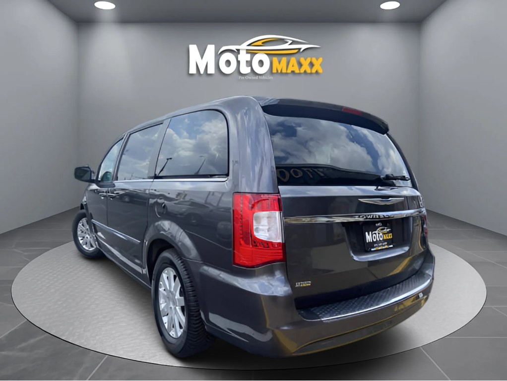 2015 Chrysler Town & Country Image 3