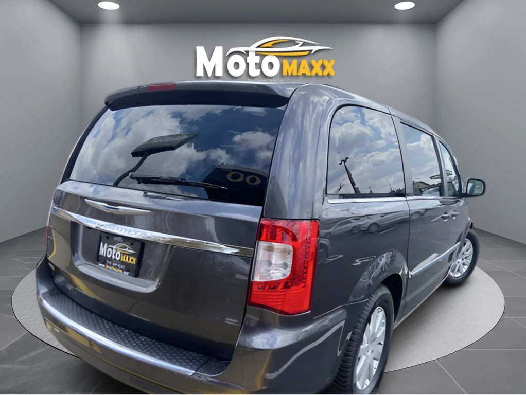 2015 Chrysler Town & Country Image 4