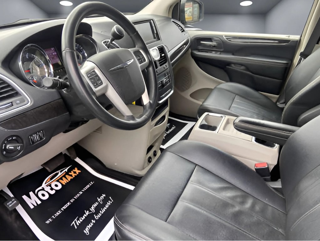 2015 Chrysler Town & Country Image 5