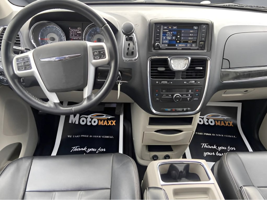 2015 Chrysler Town & Country Image 6