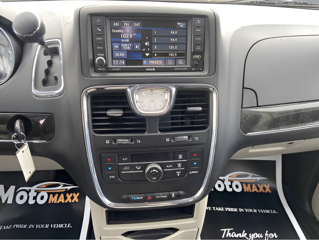 2015 Chrysler Town & Country Image 7