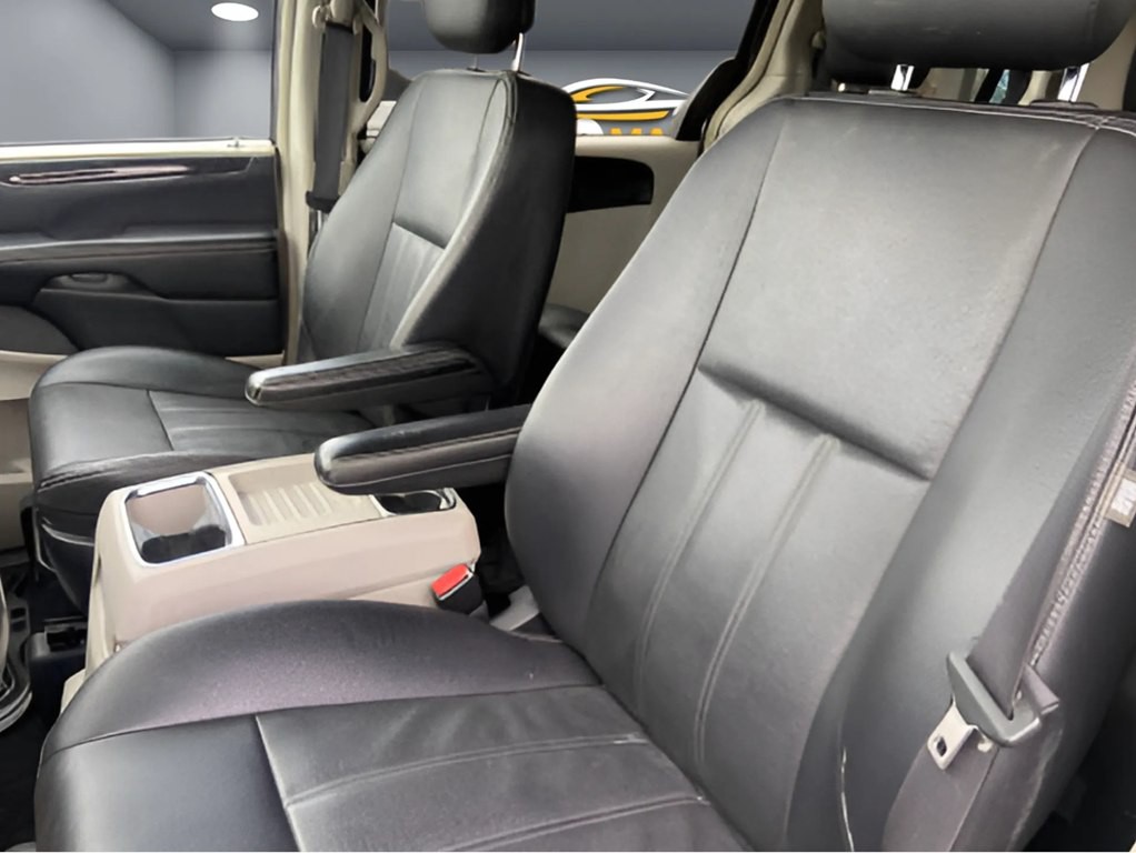 2015 Chrysler Town & Country Image 8