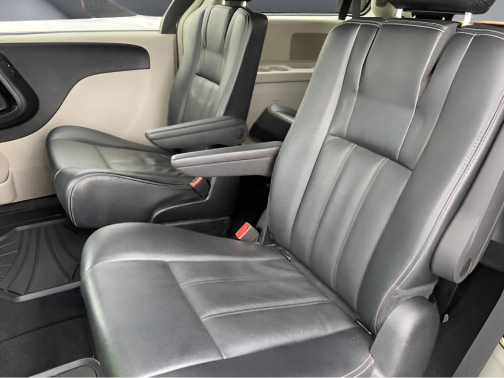 2015 Chrysler Town & Country Image 9