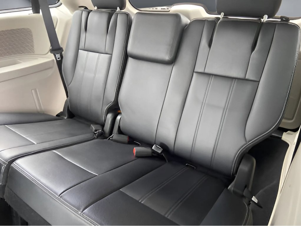 2015 Chrysler Town & Country Image 10