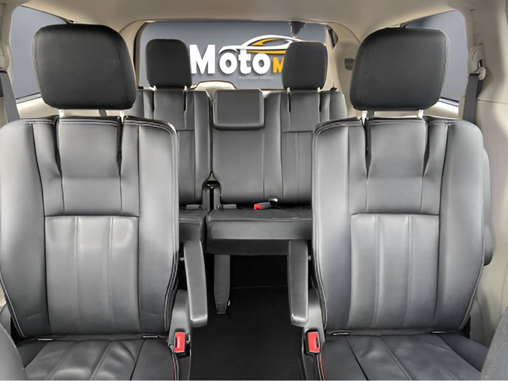 2015 Chrysler Town & Country Image 11