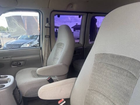 2005 Ford Econoline Image 8