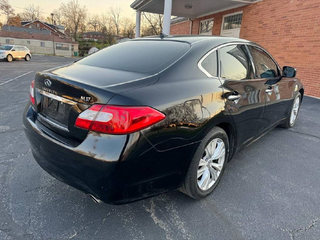 2011 INFINITI M37 Image 6