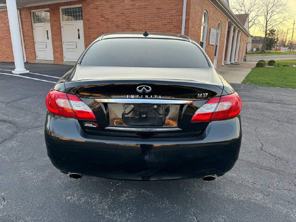 2011 INFINITI M37 Image 7