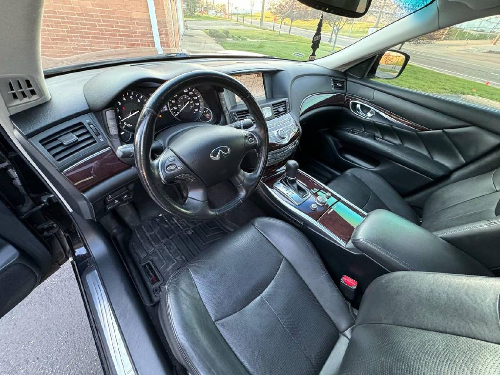 2011 INFINITI M37 Image 10
